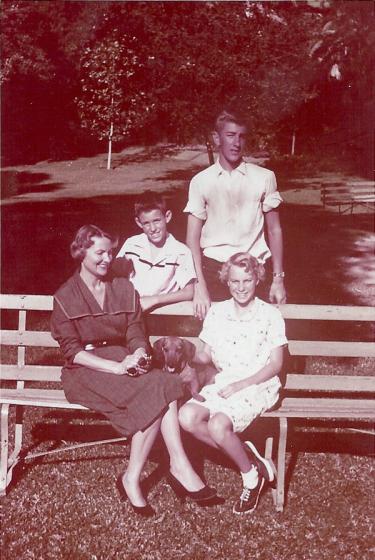 001065_mary-lou-children-and-siggy.jpg